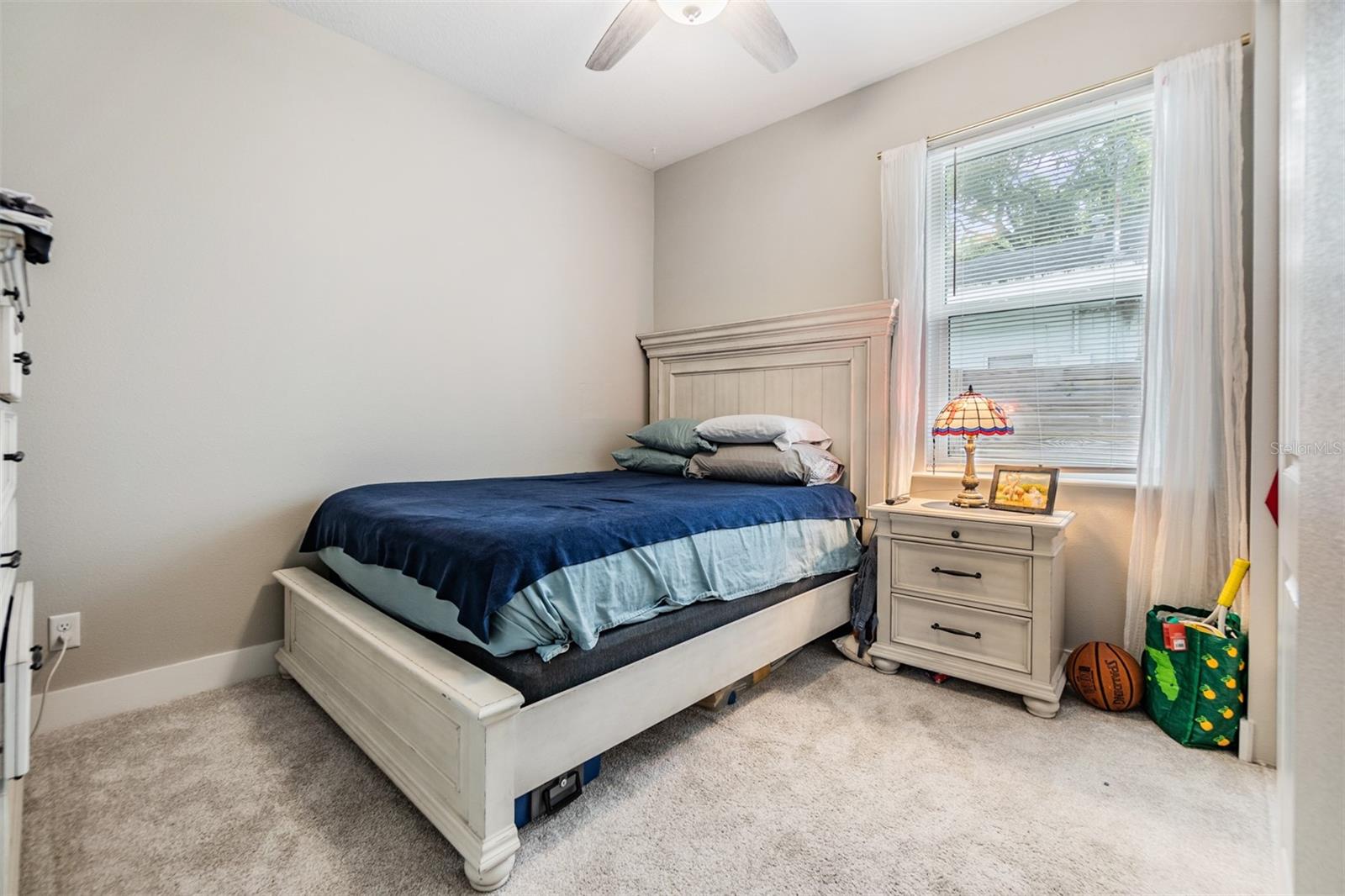 Guest bedroom with ceiling fan/light.