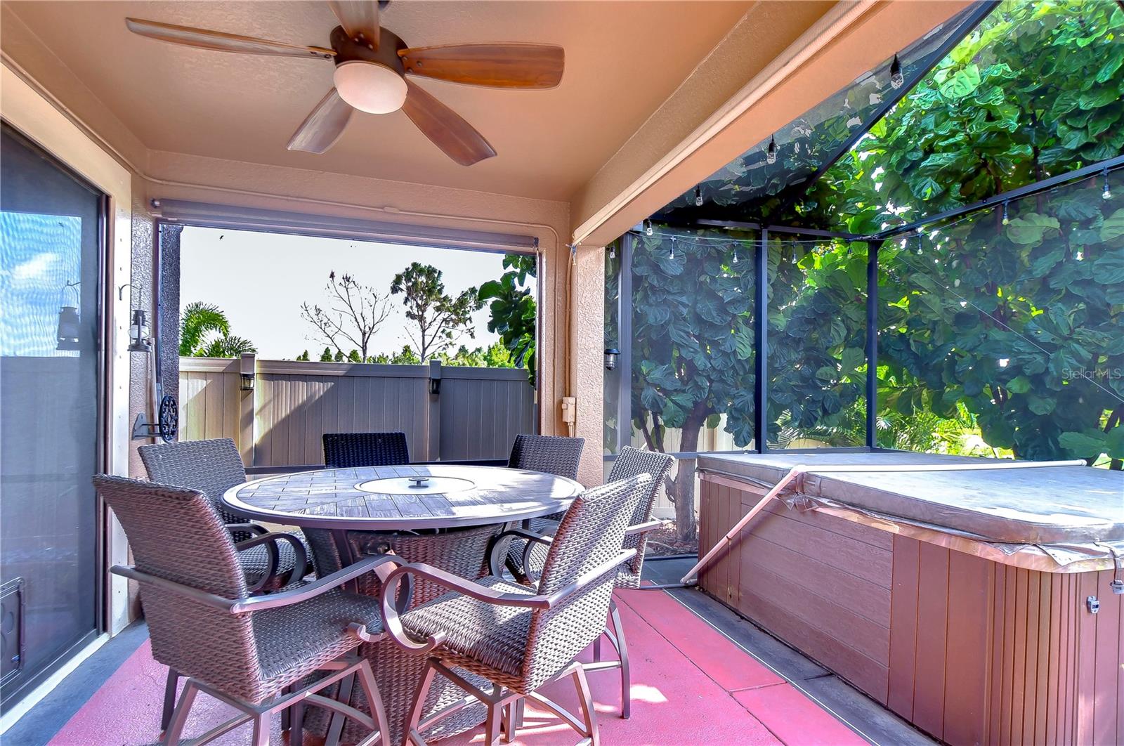 Screened-in patio, jacuzzi