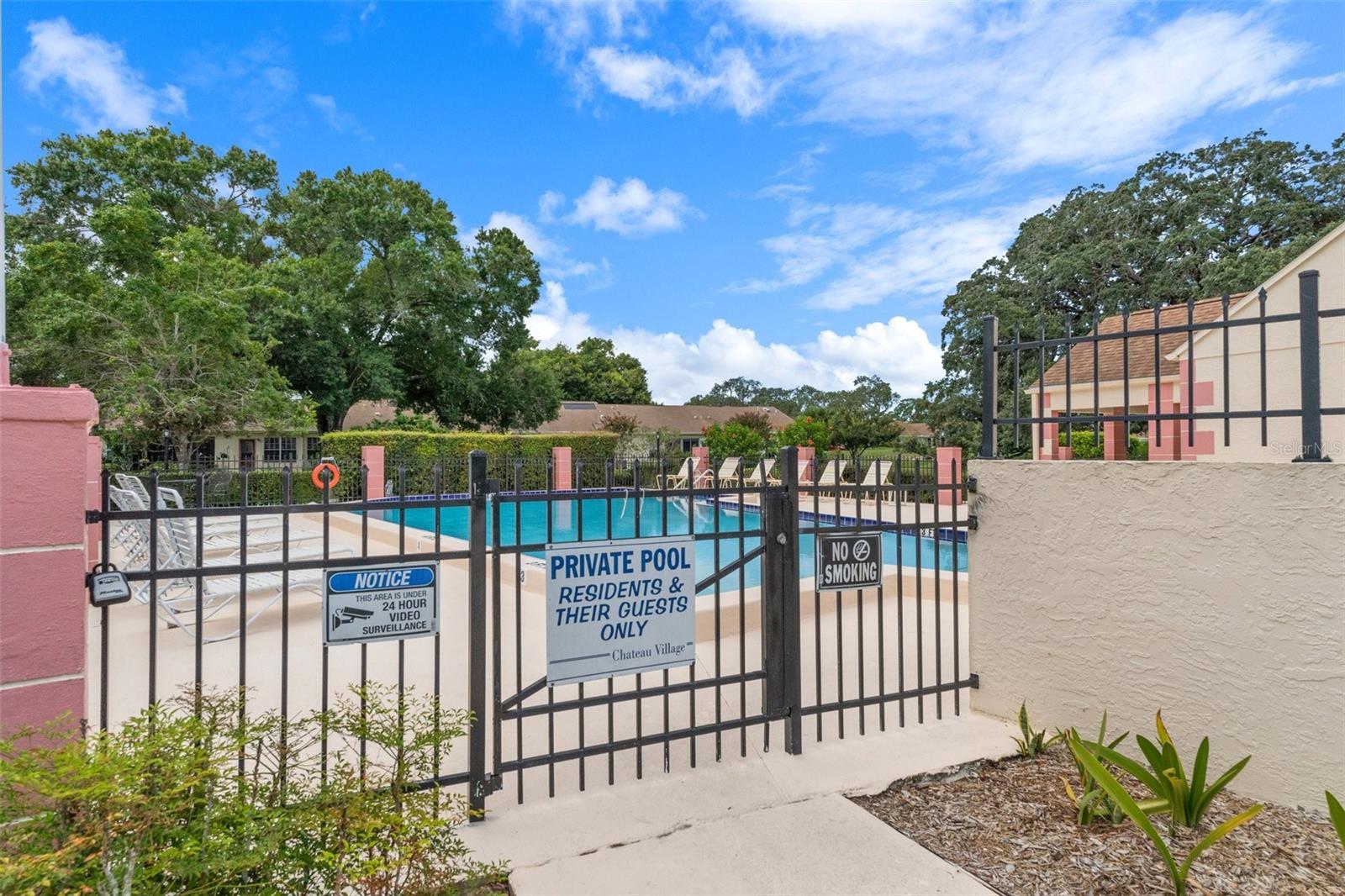 CHATEAU POOL