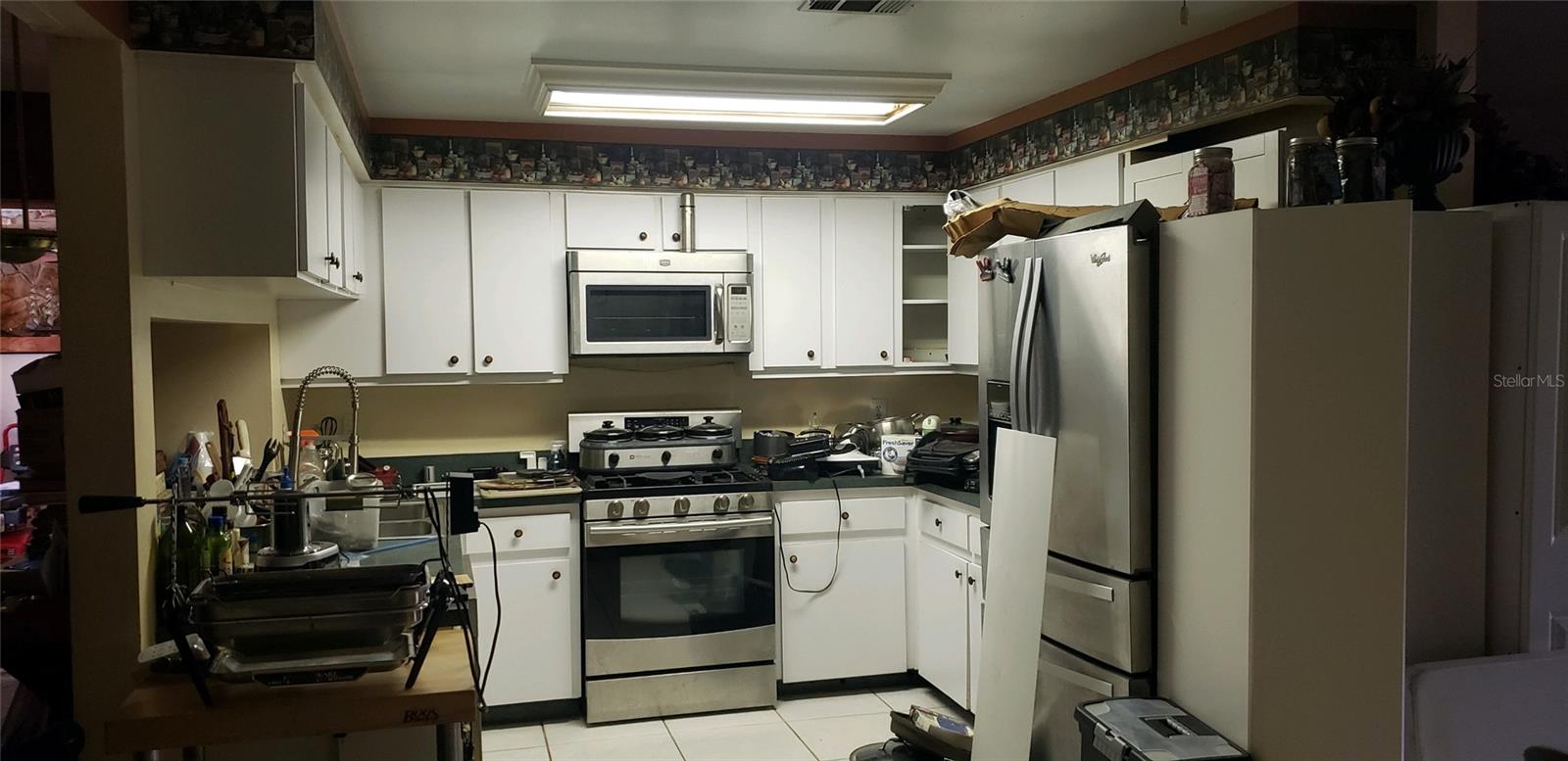 Kitchen w/newer appliances