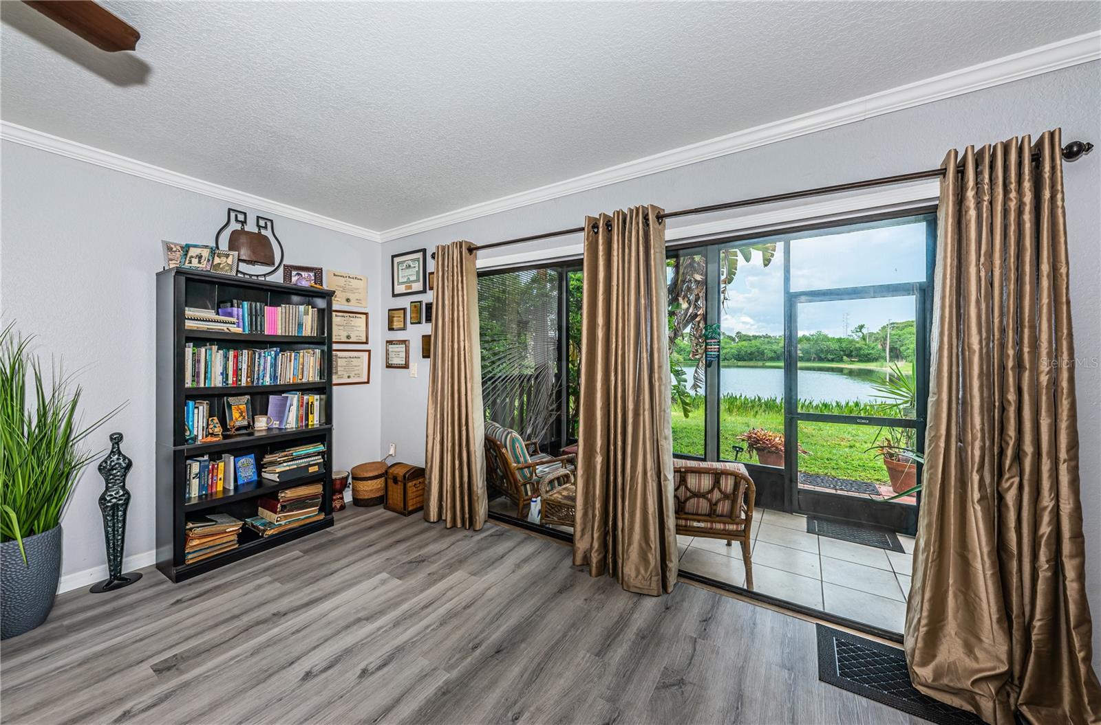 Living area, sliders to screened in lanai