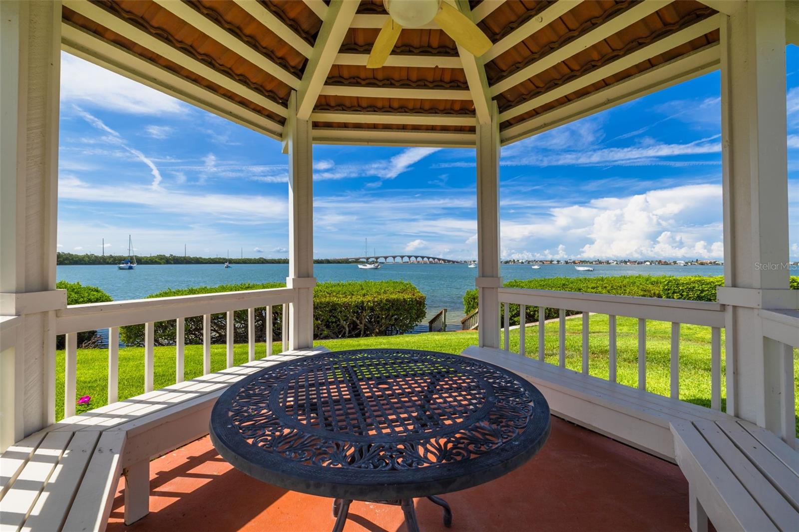 Enjoy a cocktail under the pergola