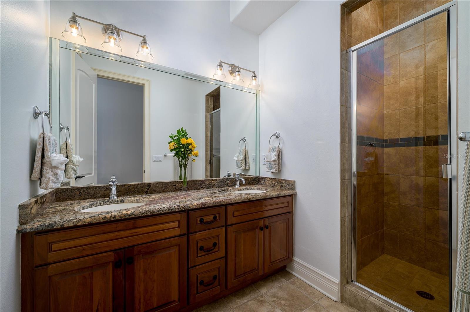 Upstairs Full Bathroom