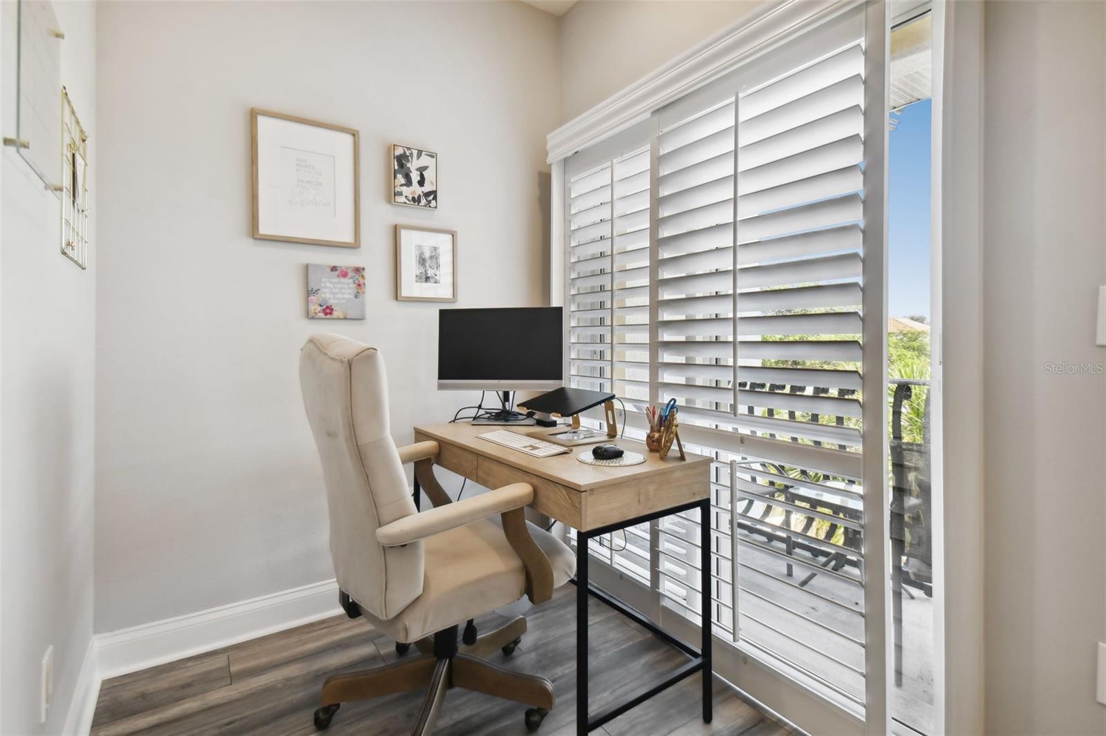 Nook in primary bedroom overlooking balcony