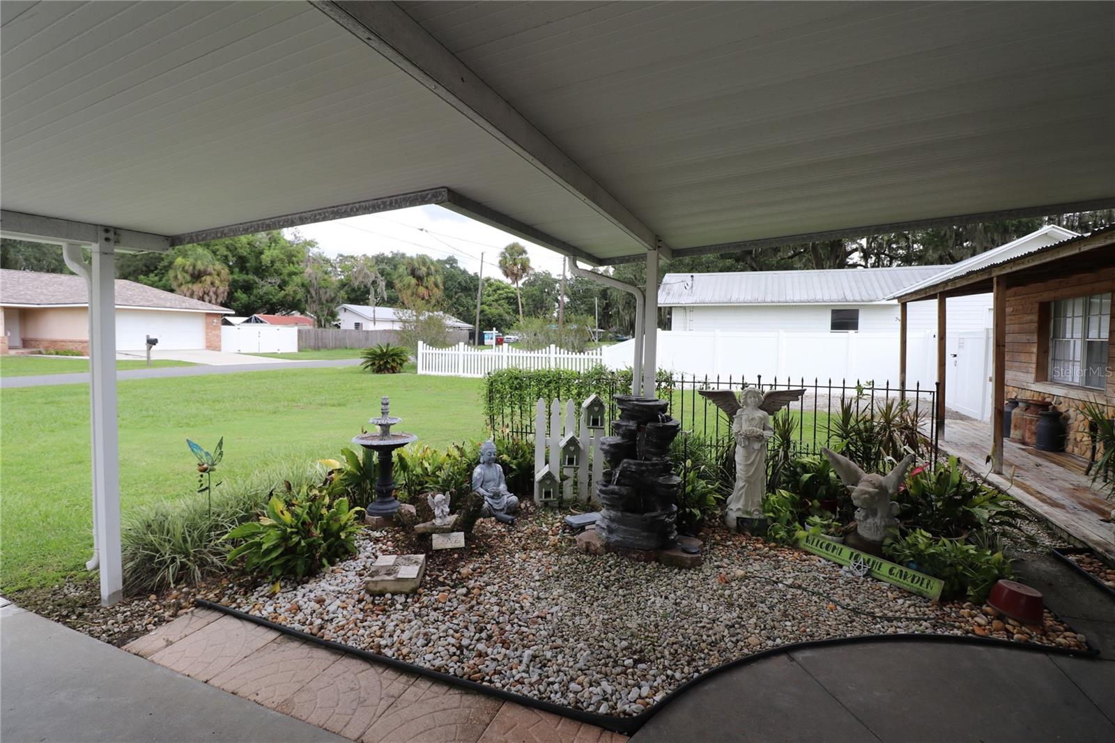 Relaxing Garden area in front