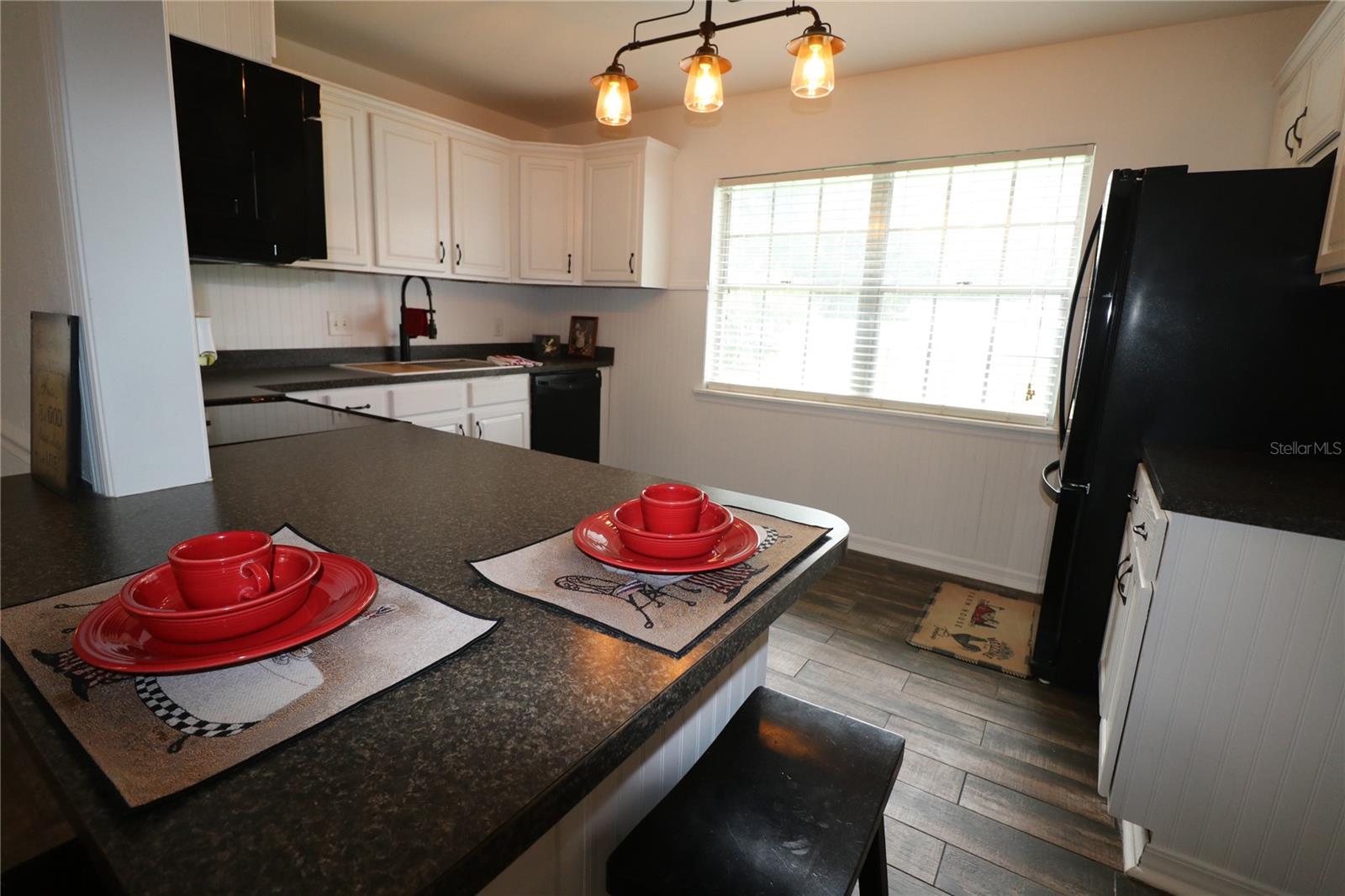 Kitchen with Breakfast counter