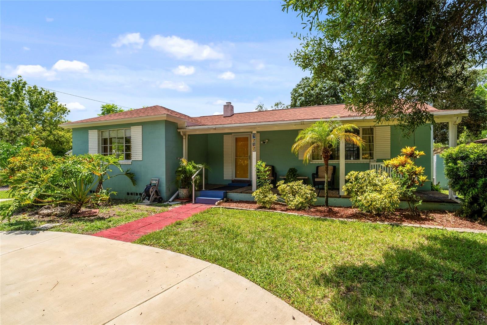 Large circular driveway with fenced in yard.