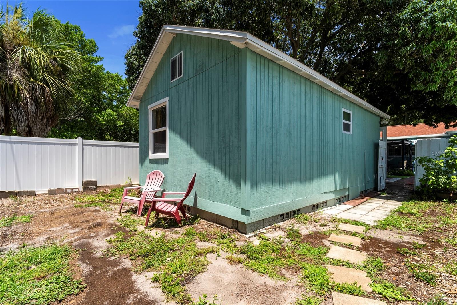 Cottage with it's own private yard and entrance.