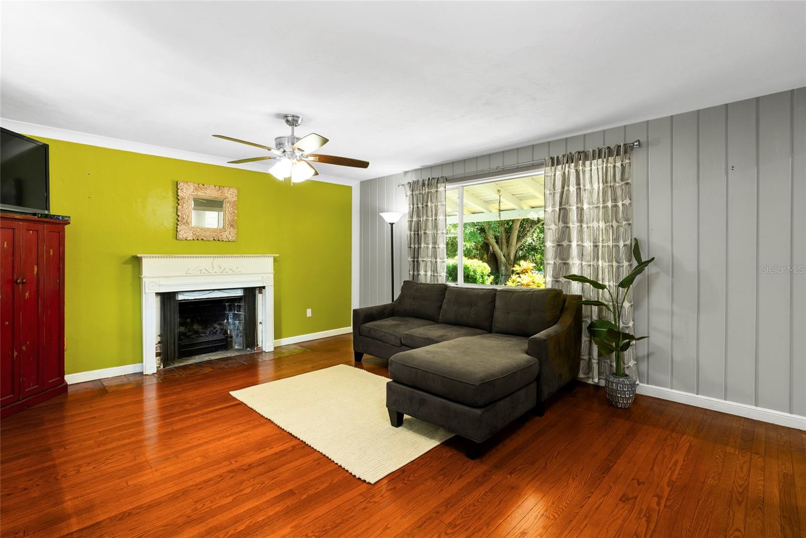 A working fireplace in the living room.