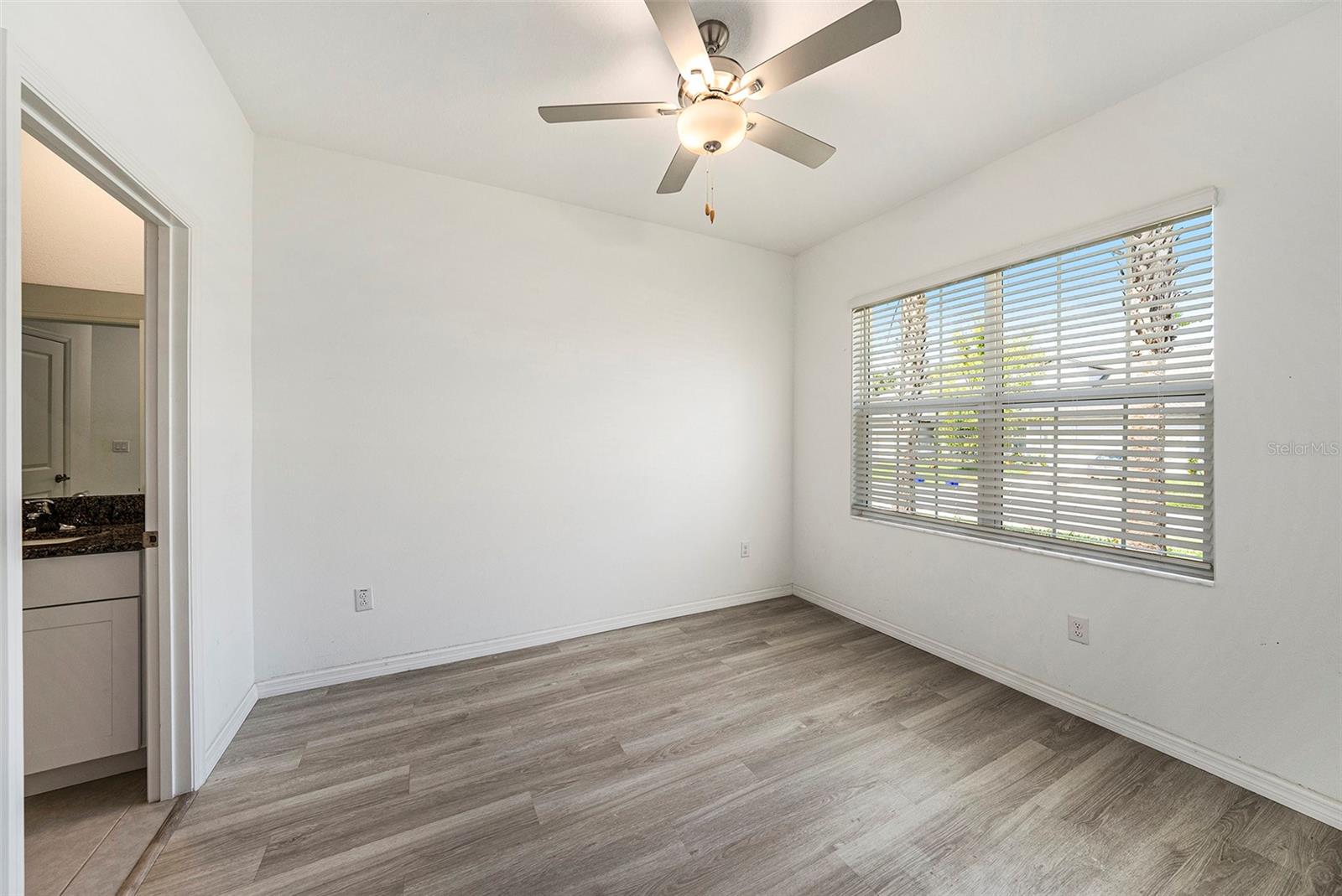 Second bedroom w/bathroom