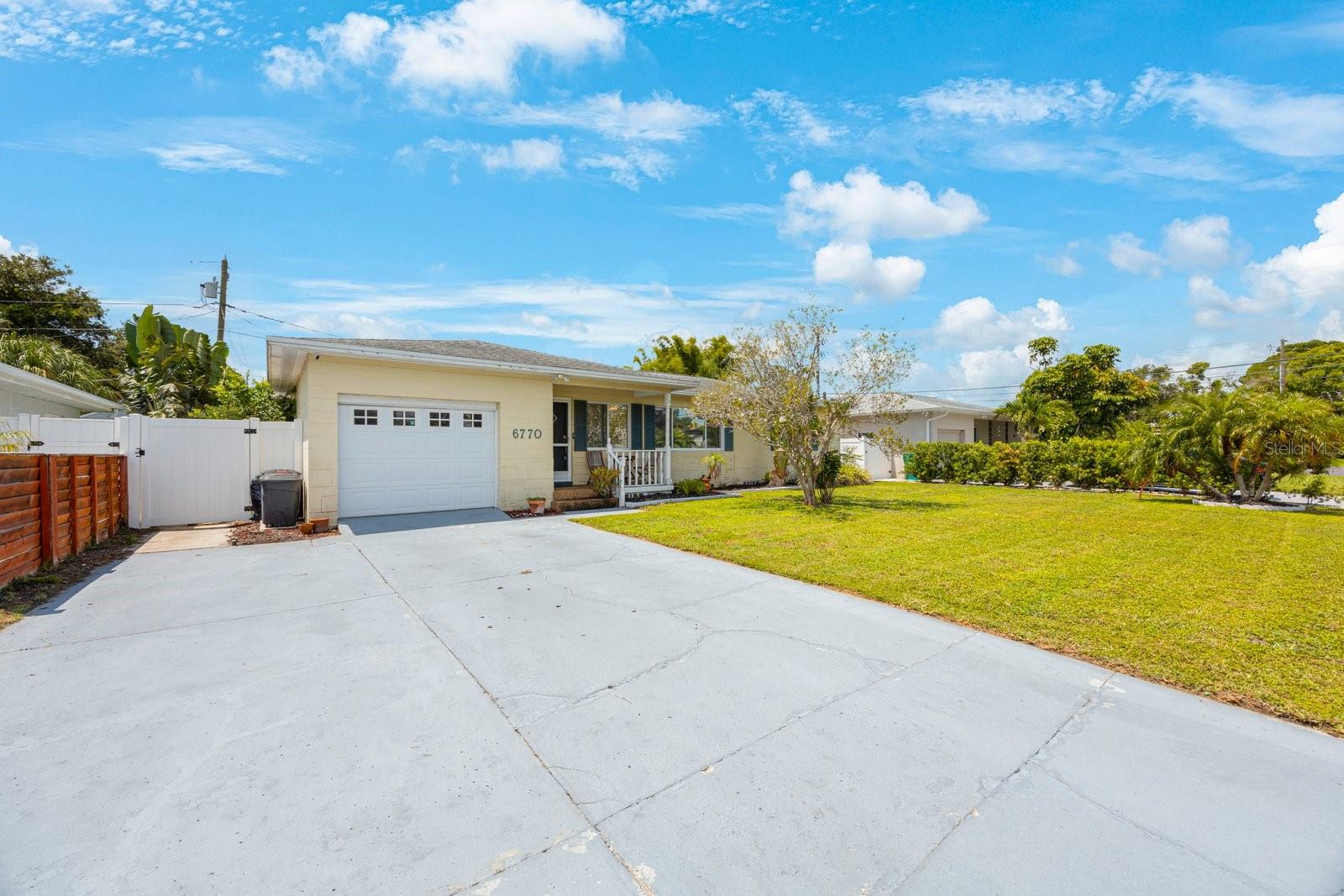 Front of the home with nice oversized driveway