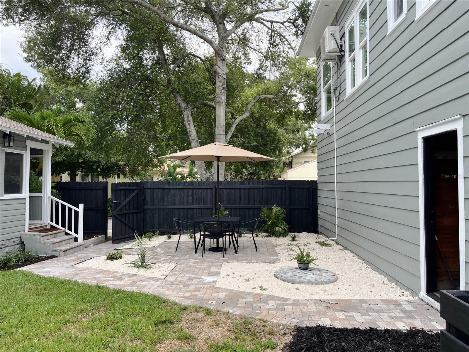 Cute courtyard with plenty of green space for pets or social gatherings