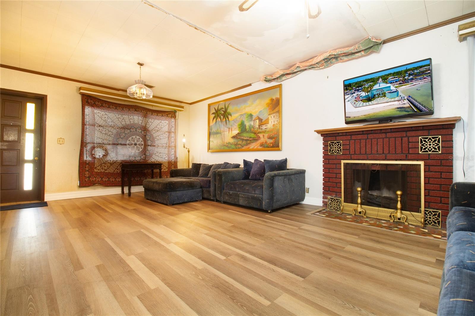 Main House-Living Room & Fireplace