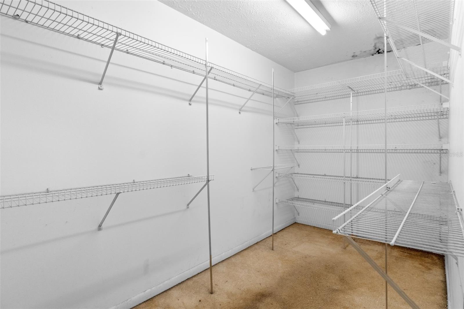 WALK-IN CLOSET