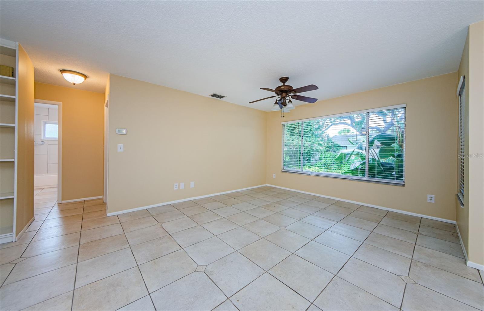 Large Living room! Lots of Light! NO carpet!!