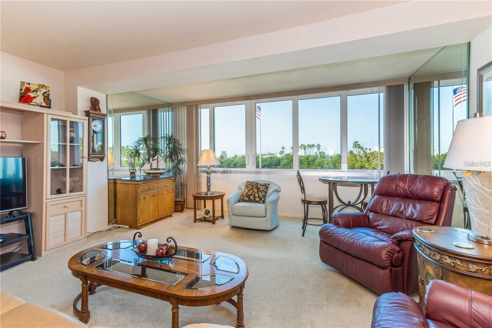 LIVING ROOM FACING WEST TOWARDS BEACH