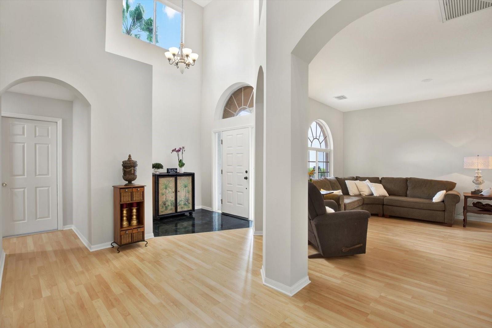 Hall/Foyer/Livingroom