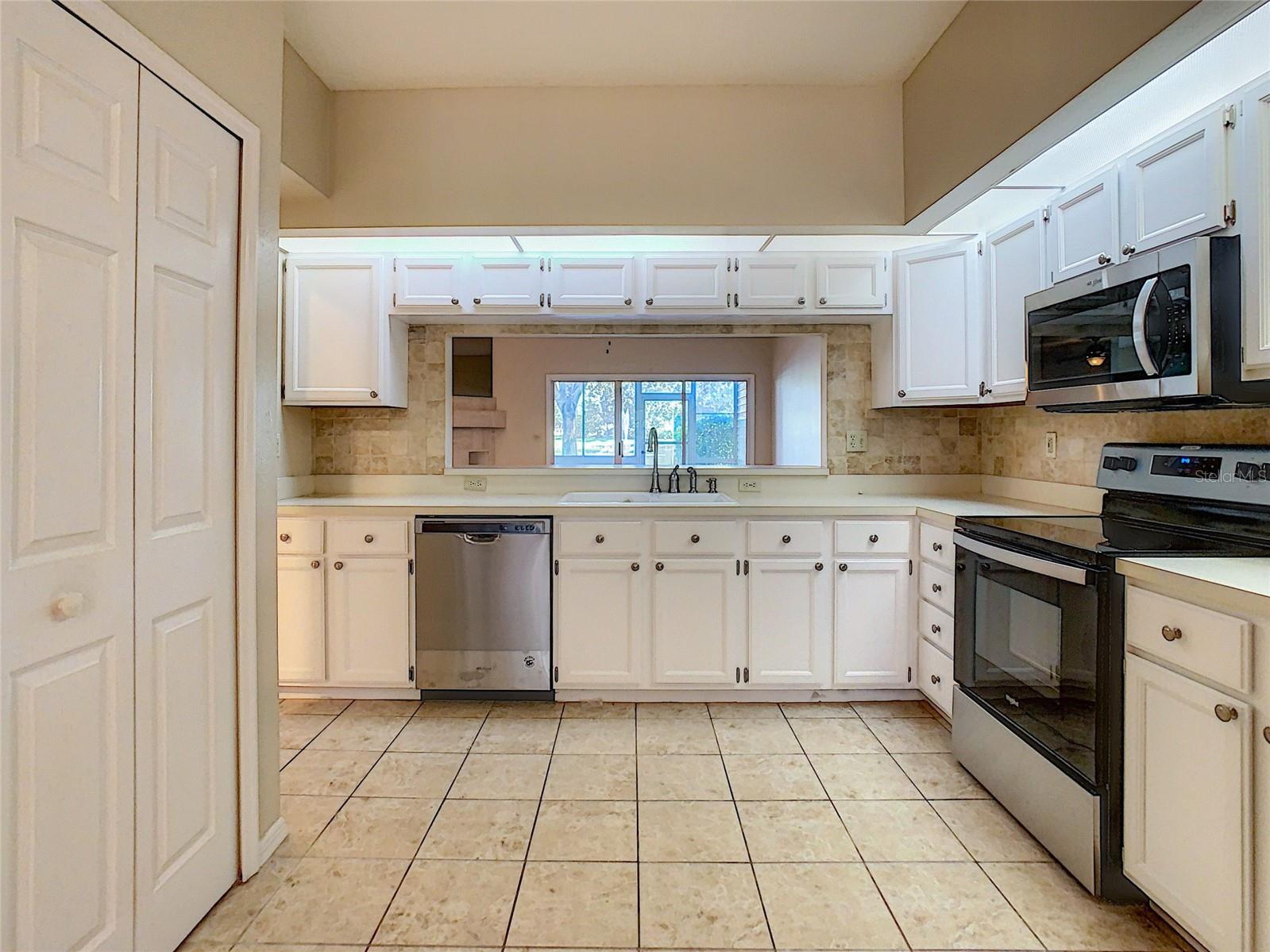 Updated Kitchen w/Stainless Steel Appliances