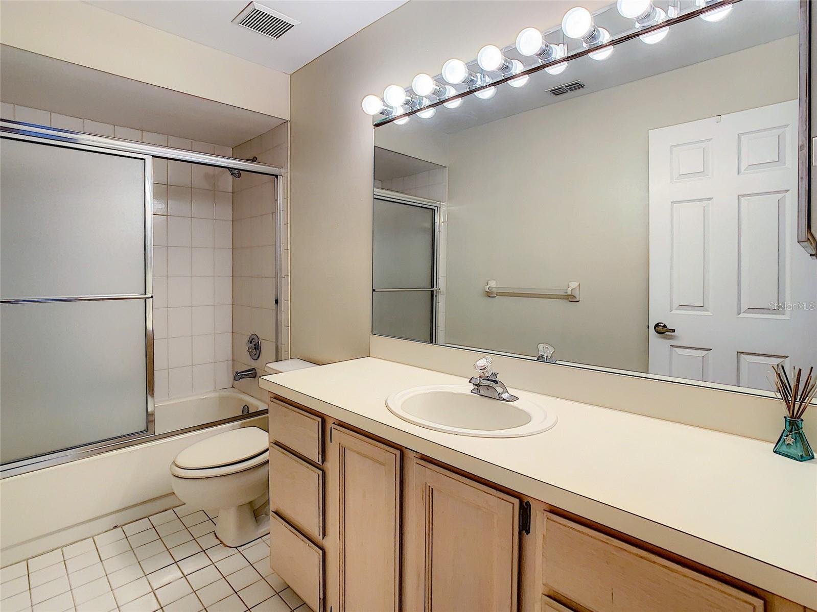 Upstairs Bath w/Tub /Shower