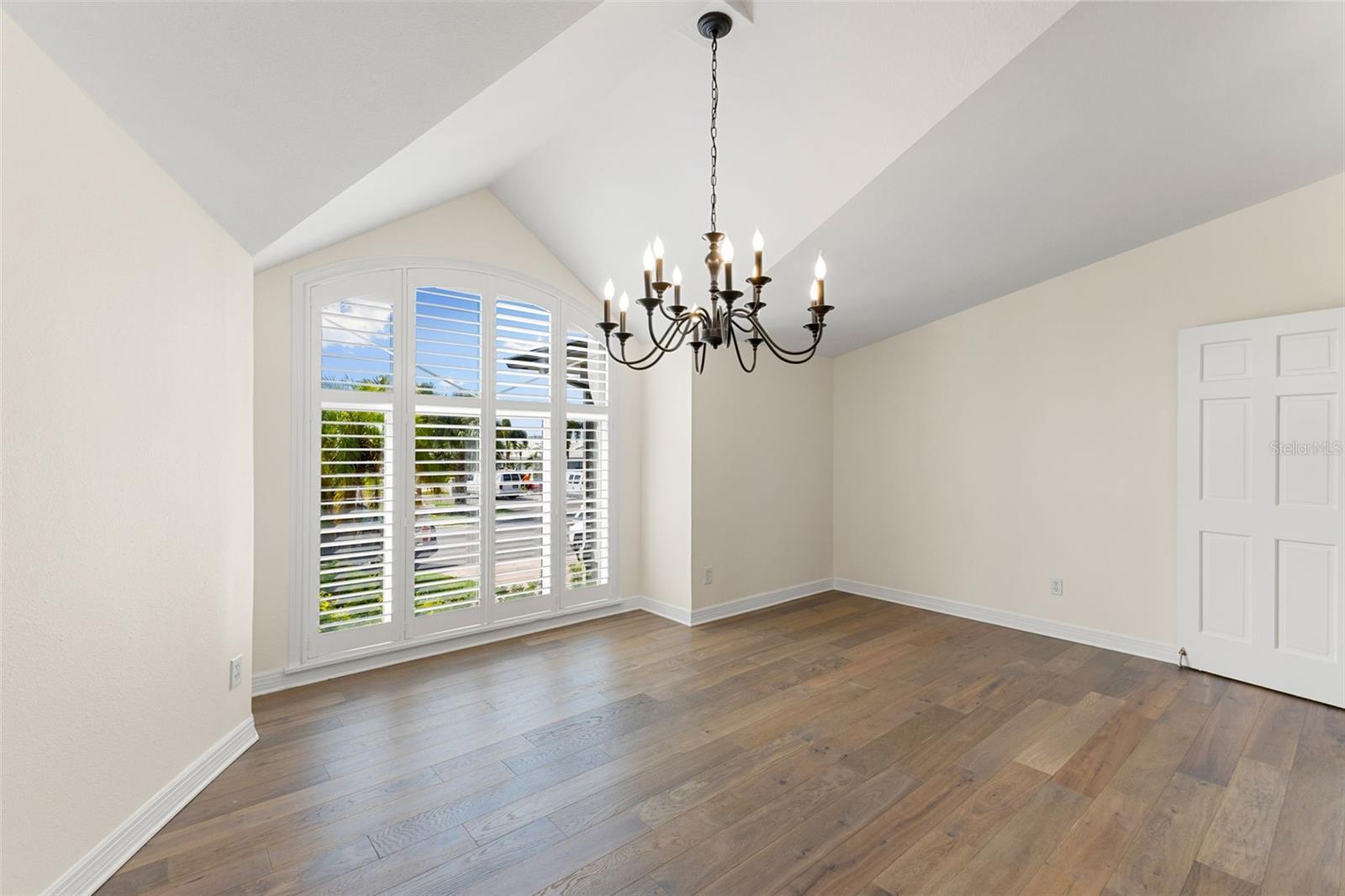 Spacious dining room perfect for entertaining