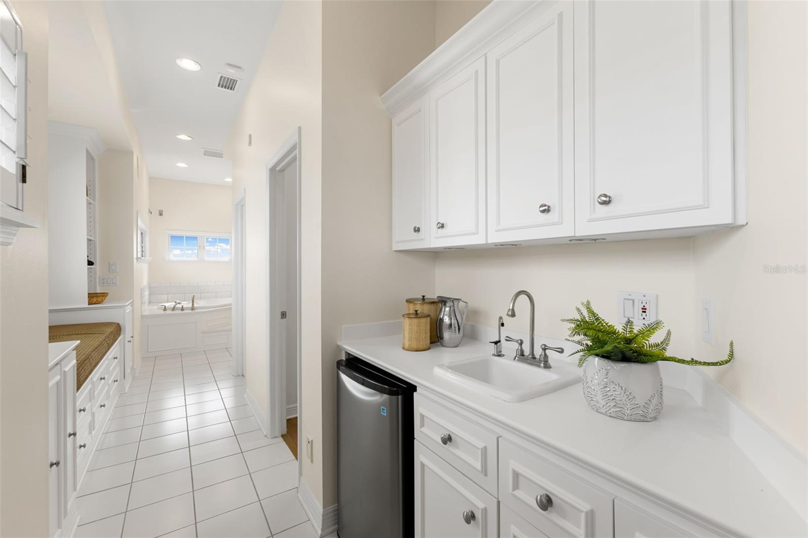 Primary Bath w/ wet bar & large walk-in closet