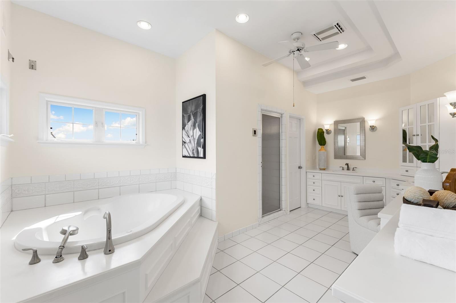 Primary Bath w/ wet bar & large walk-in closet