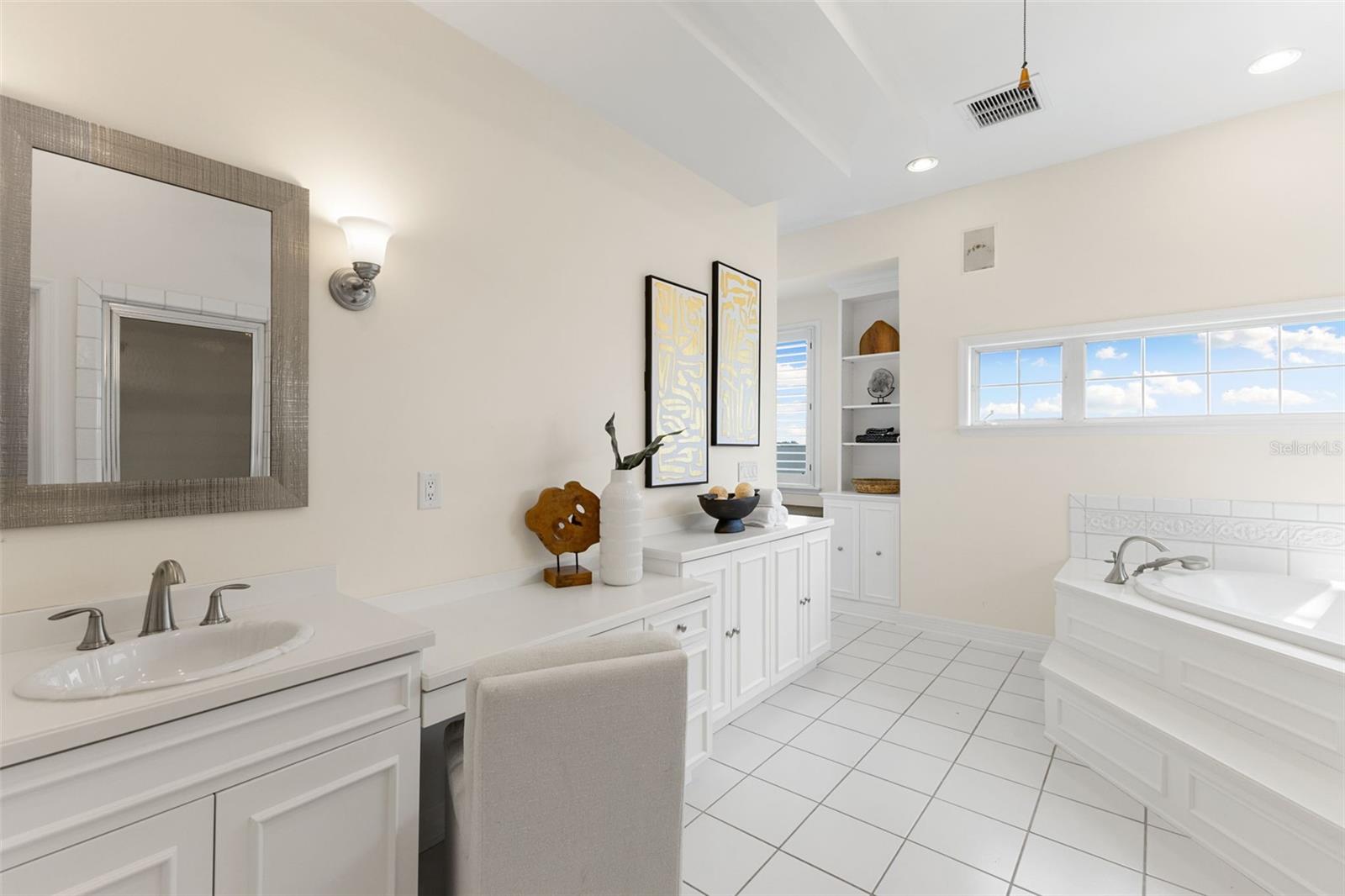 Primary Bath w/ wet bar & large walk-in closet