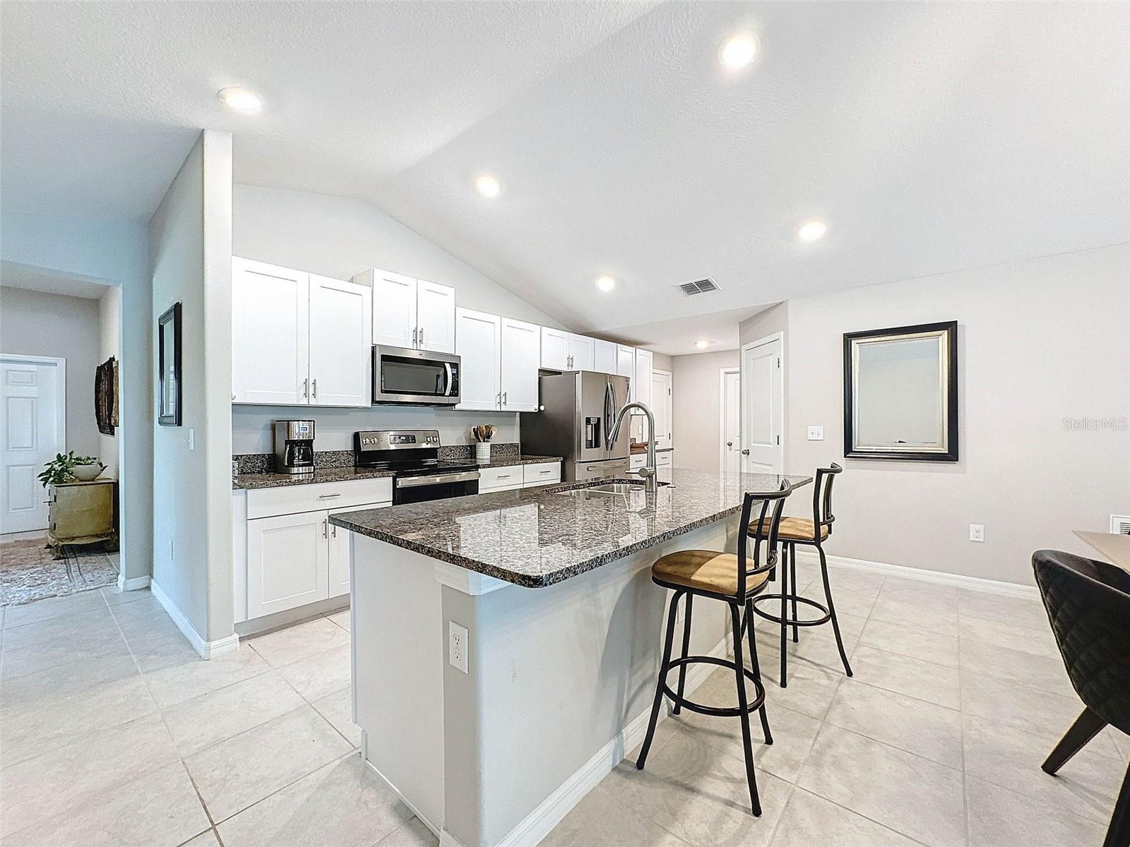 GREAT BREAKAS BAR IN THE KITCHEN ISLAND FOR EXTRA SEATING