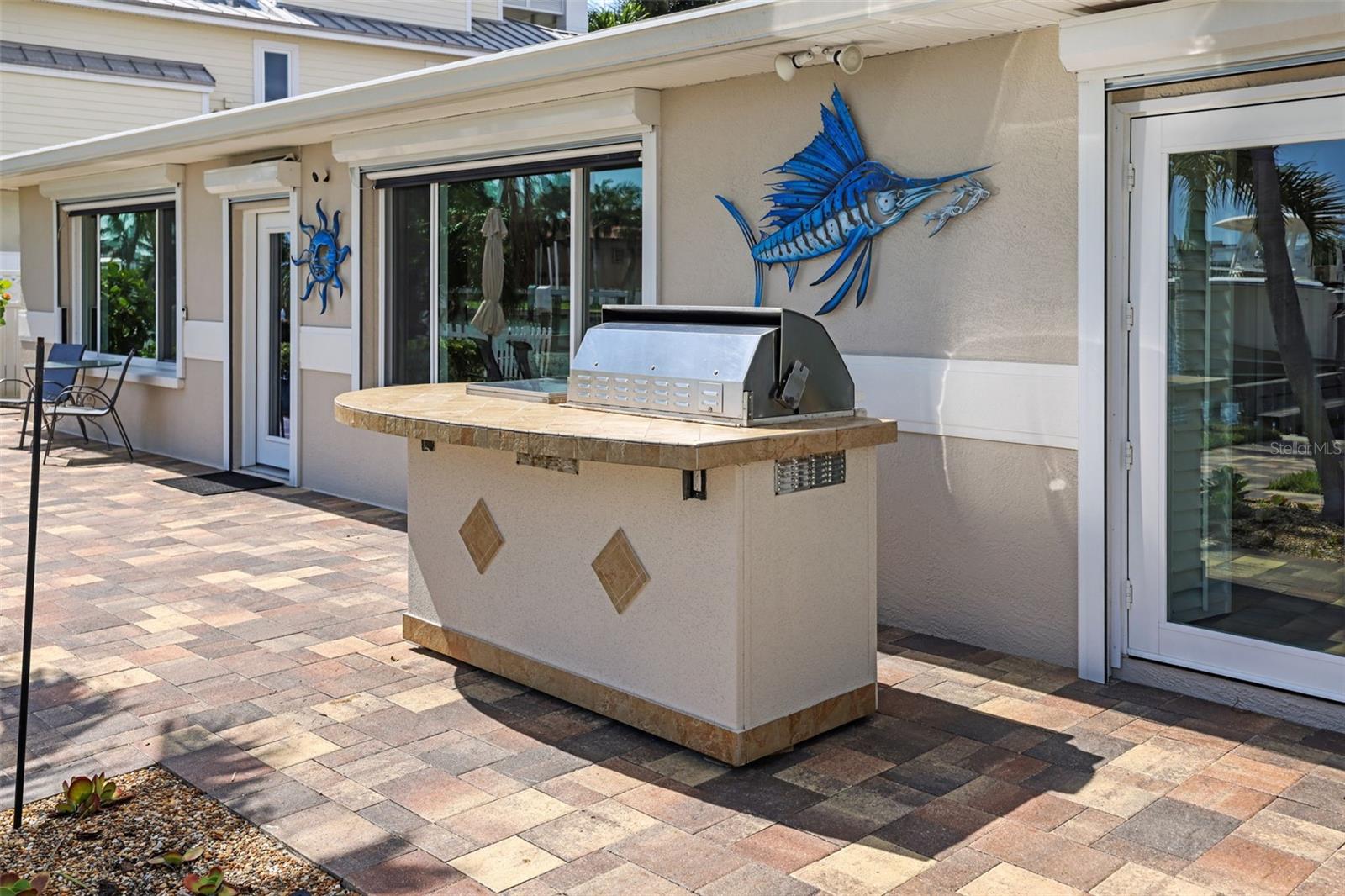 Outdoor Kitchen with Propane Gas Grill, Cooktop and Refridgerator