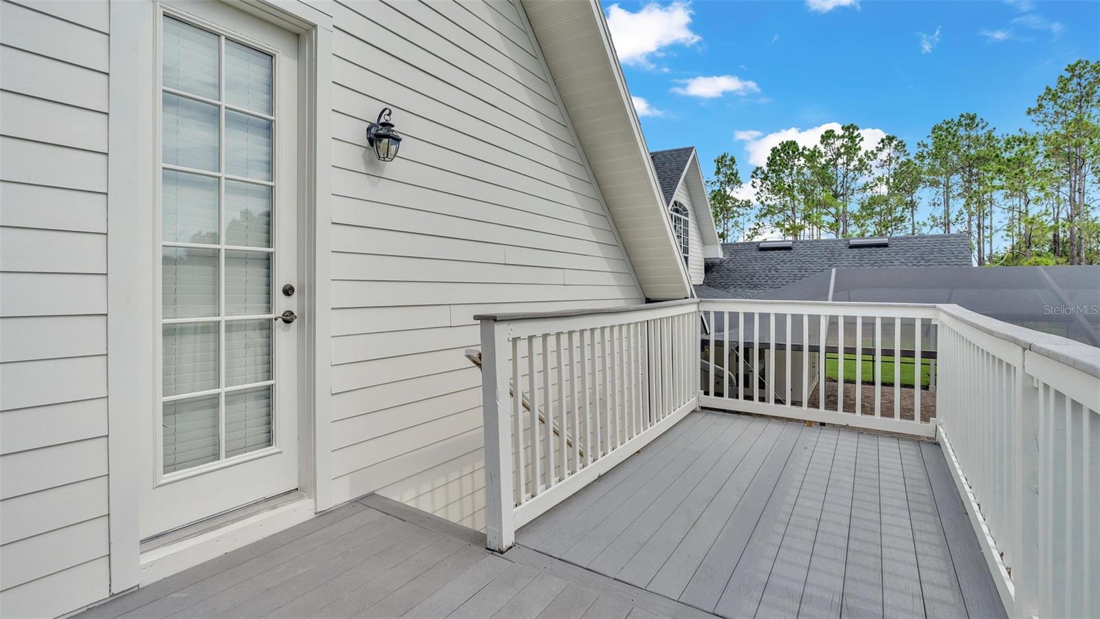 Private separate stairs to bonus room