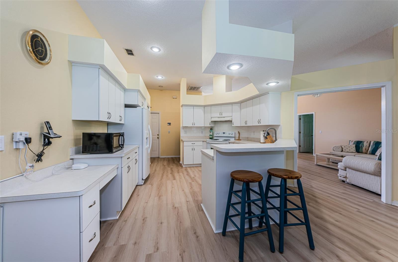 Kitchen breakfast bar