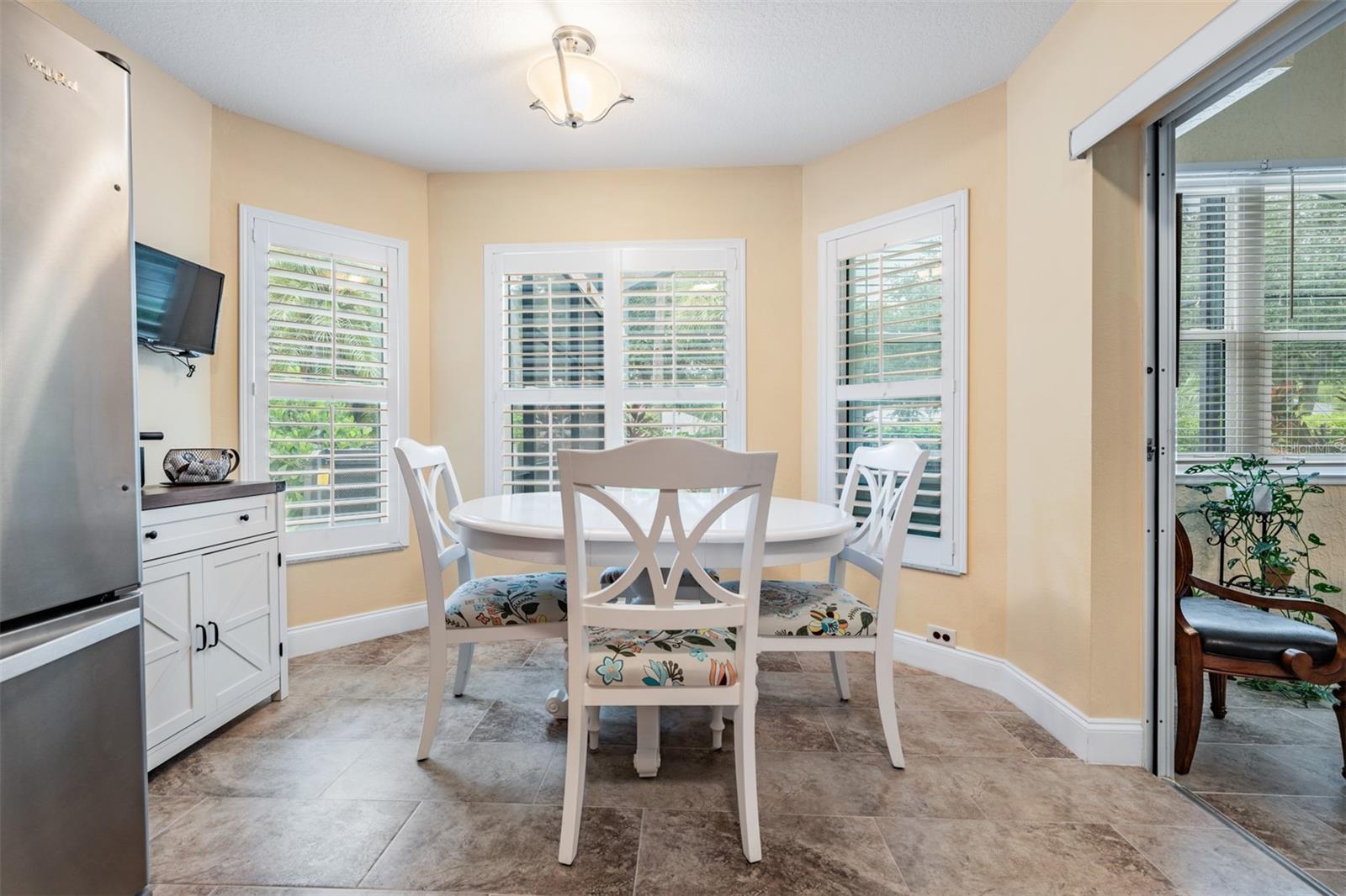 Breakfast nook overlooks pool!