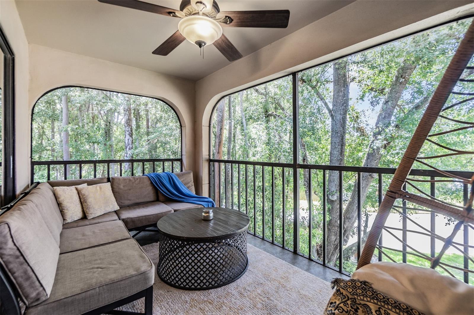 Screened porch/Balcony.