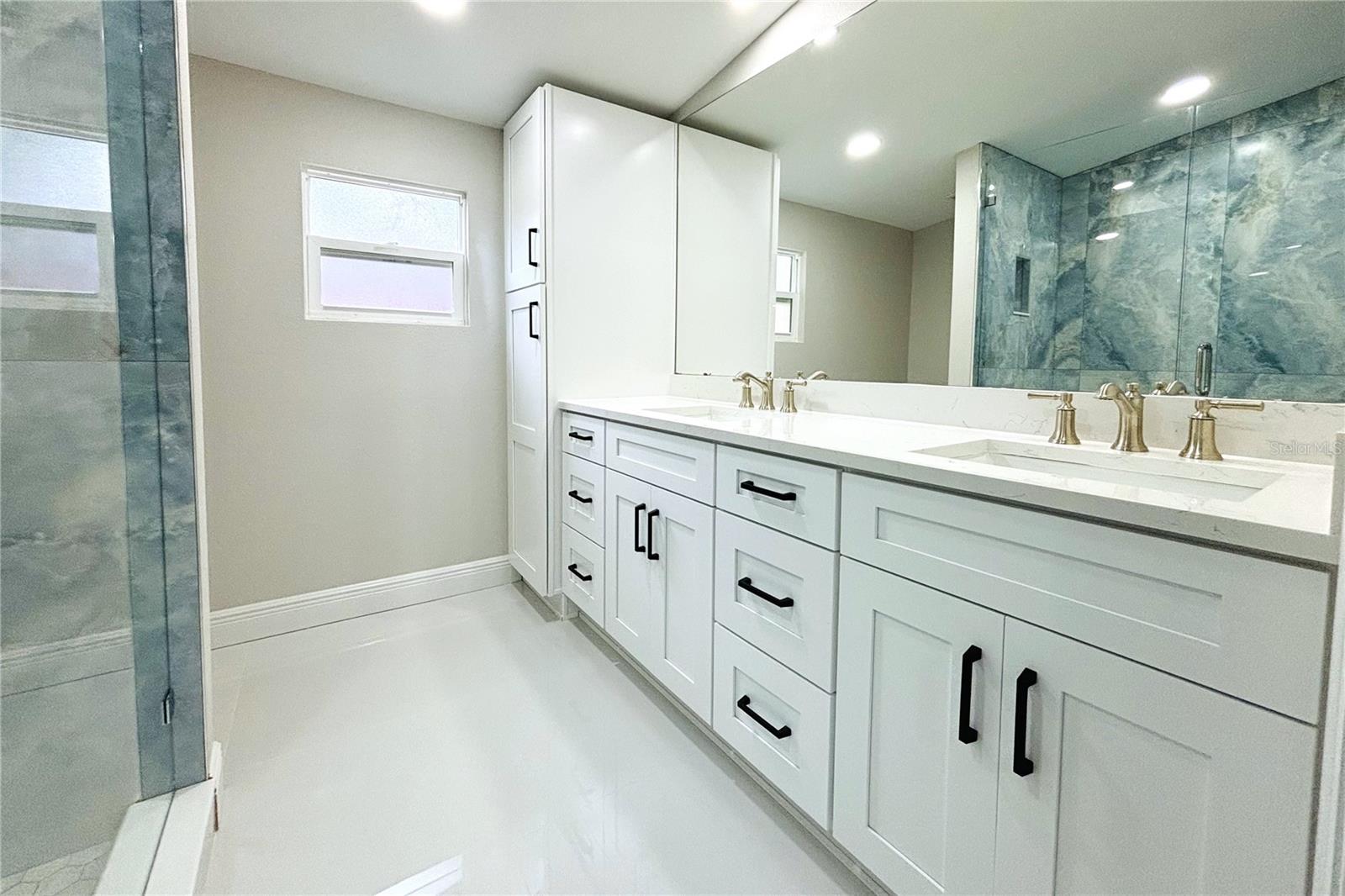 master bedroom bathroom