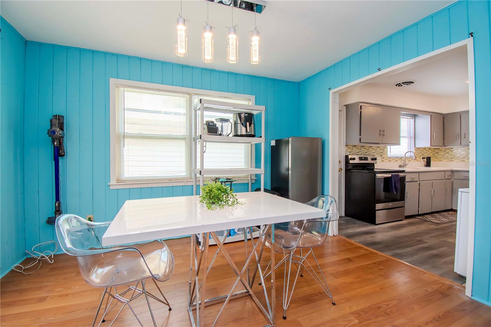 Dining area and entrance to the kitchen.