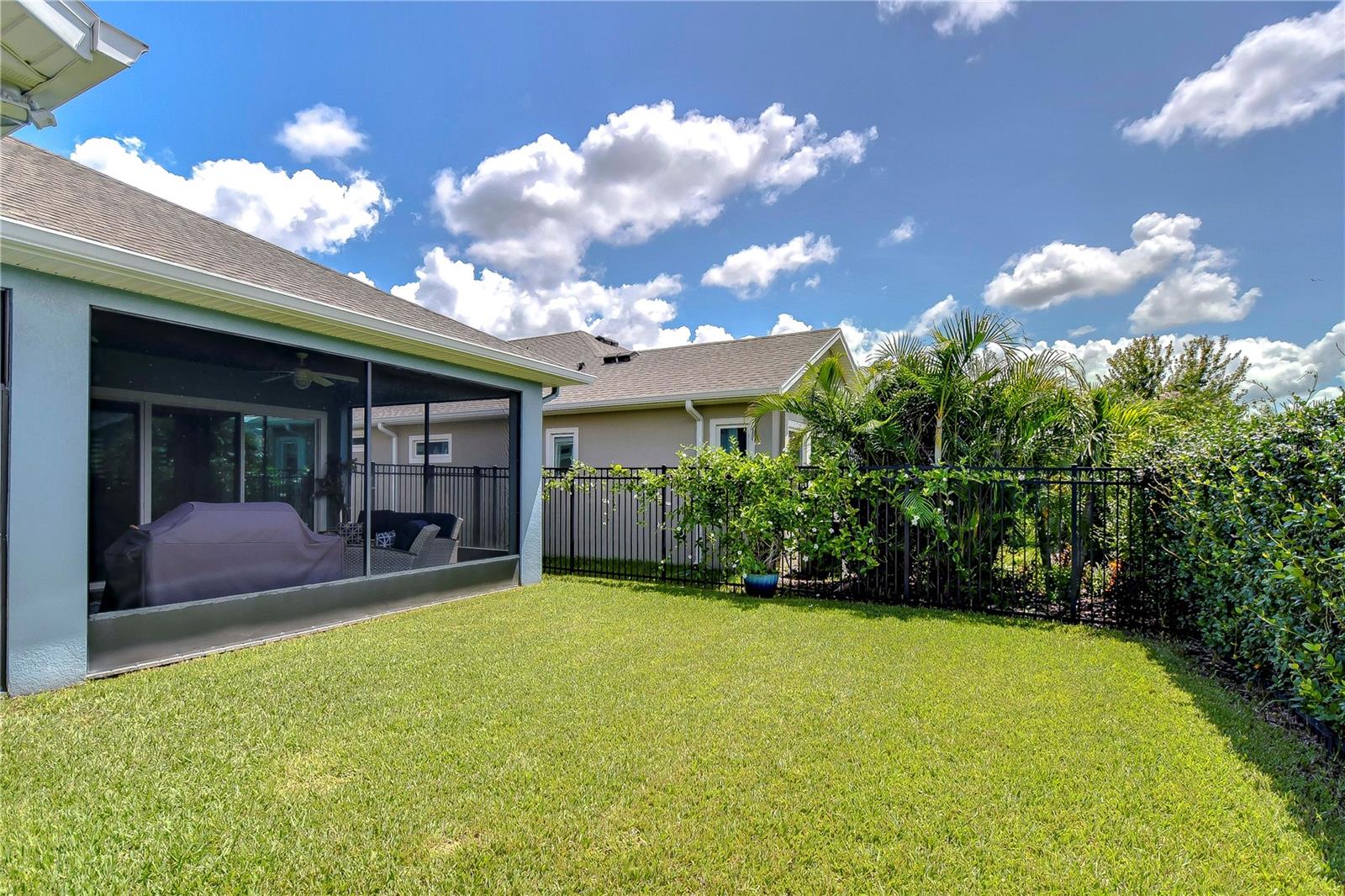 Private fenced yard!