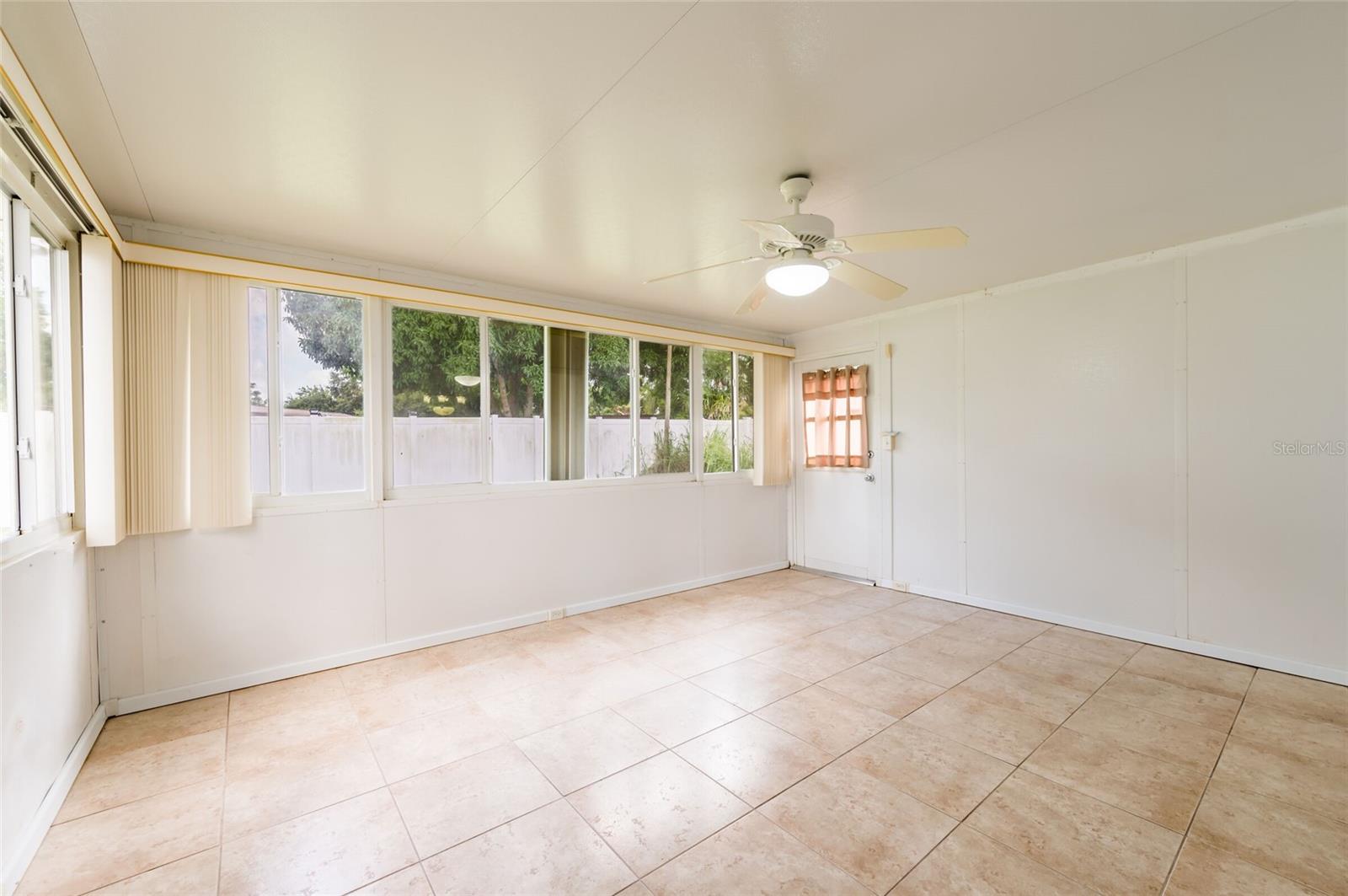 Bonus/Florida Room Overlooking the backyard