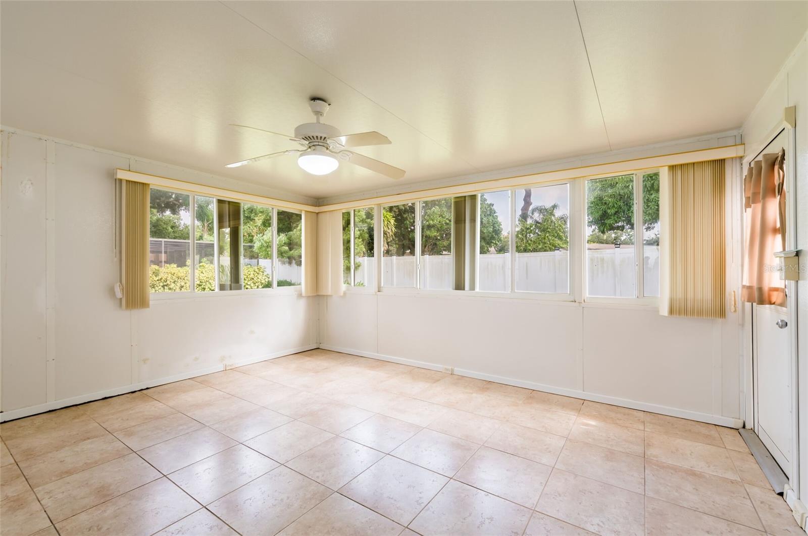 Bonus/Florida Room Overlooking the backyard