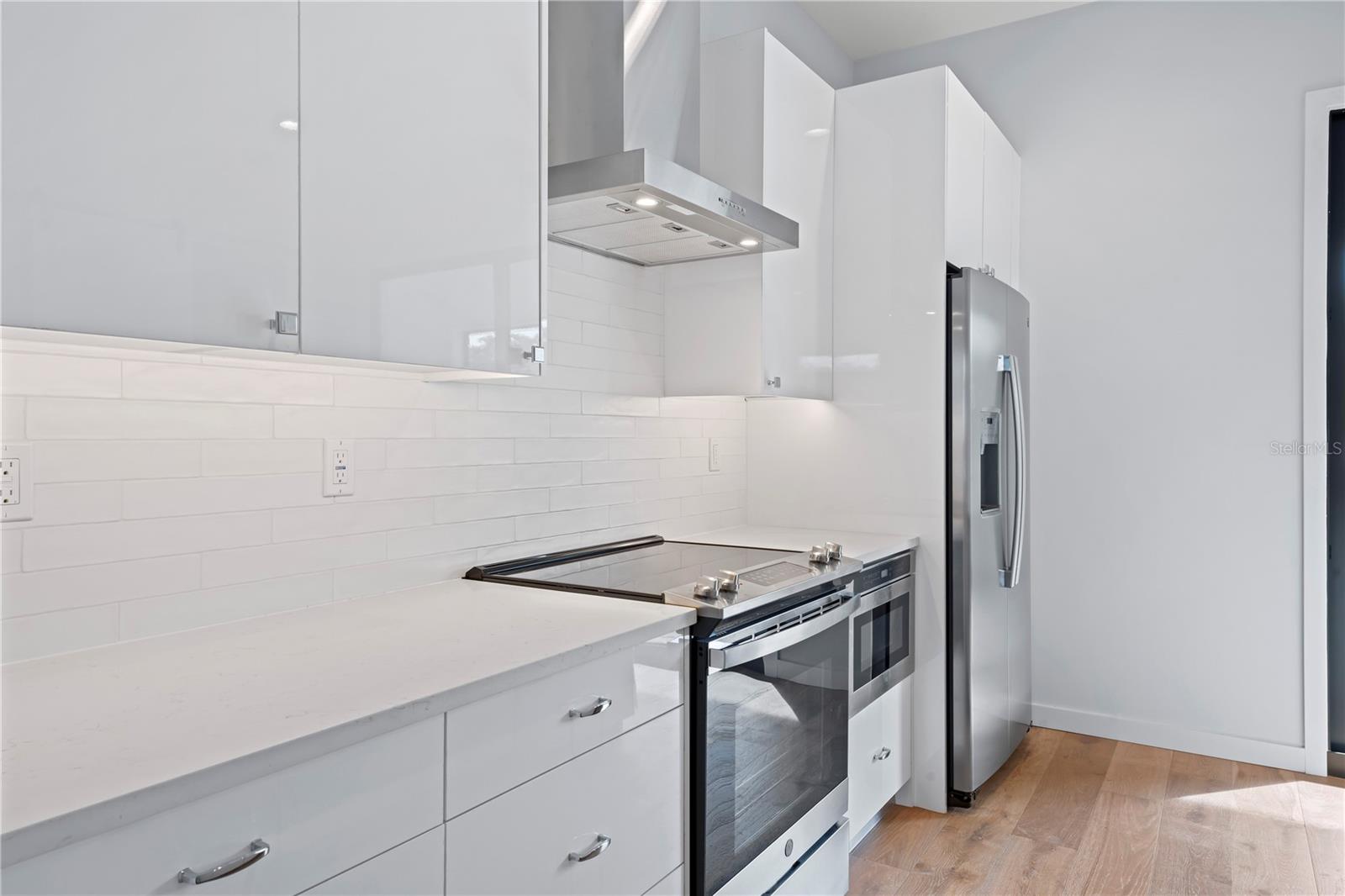 Kitchen (White Backsplash)