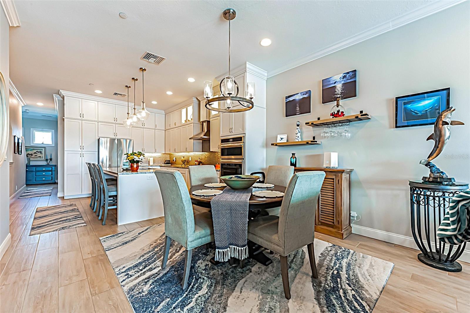 Dining area to Kitchen.