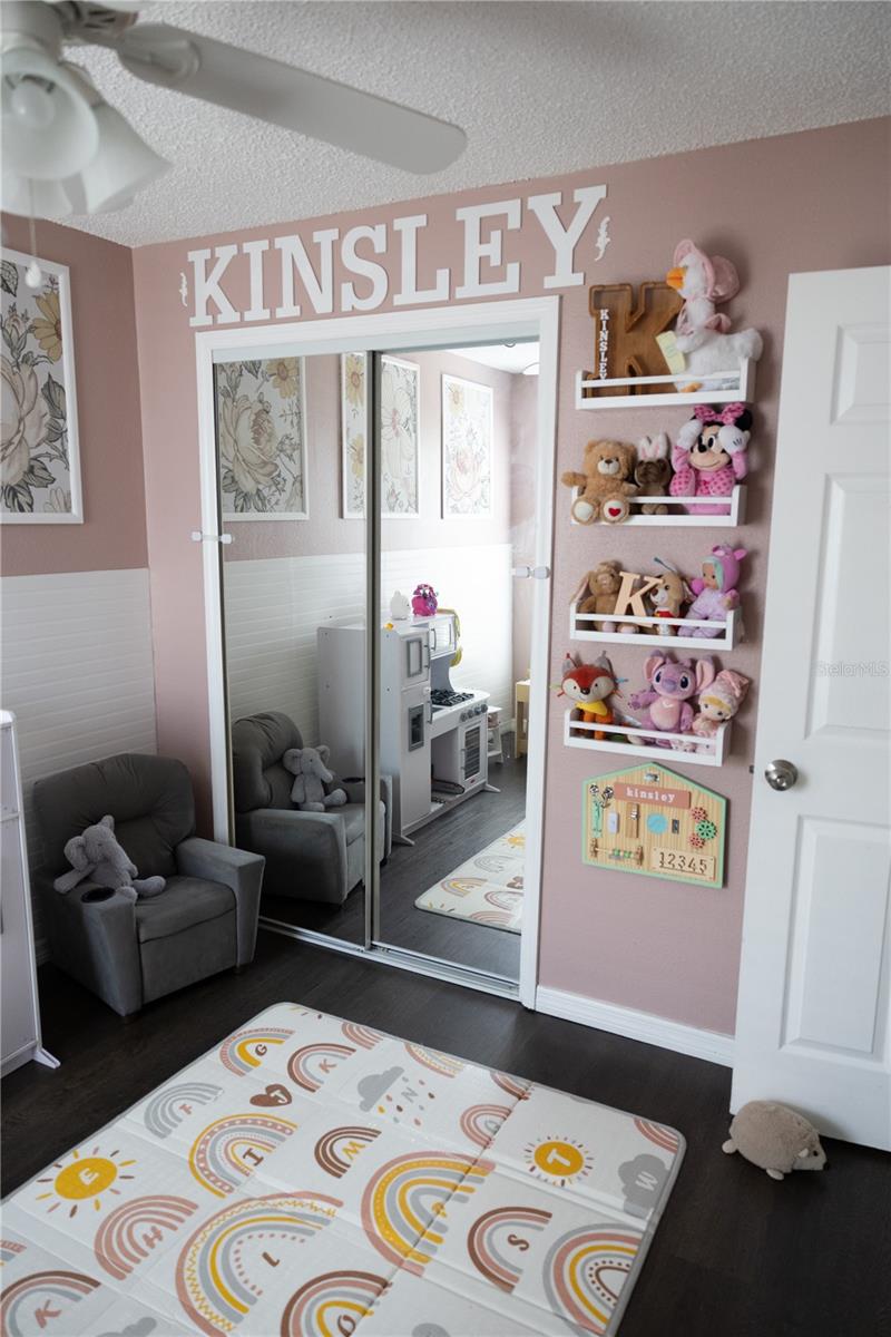 Second bedroom with mirrored doors that goes to the closet