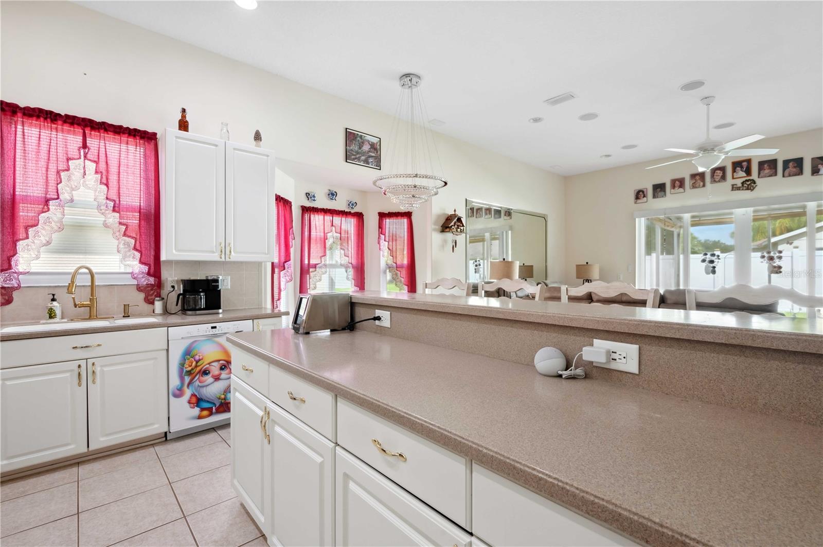 Large center island in this kitchen!