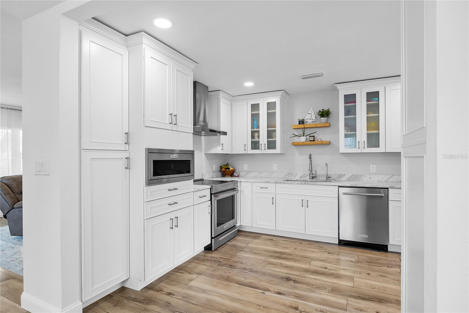 The current owners fully renovated this Kitchen and it is STUNNING!