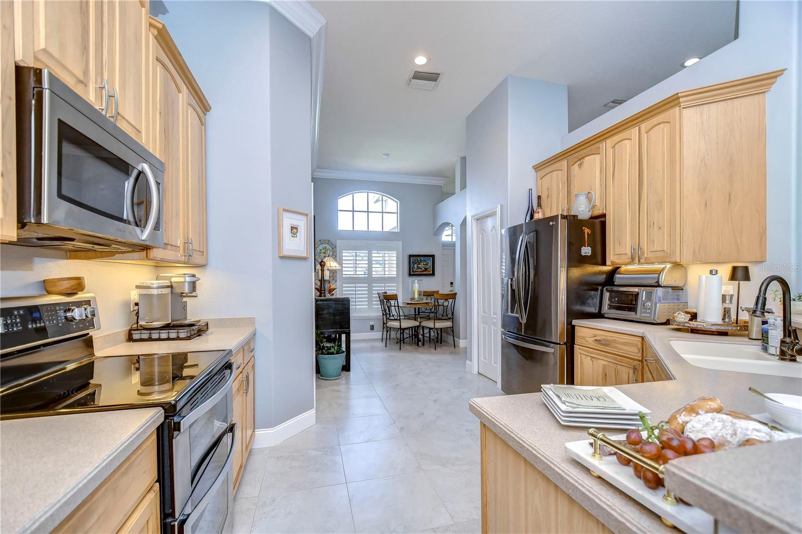 This spacious kitchen is made for you!