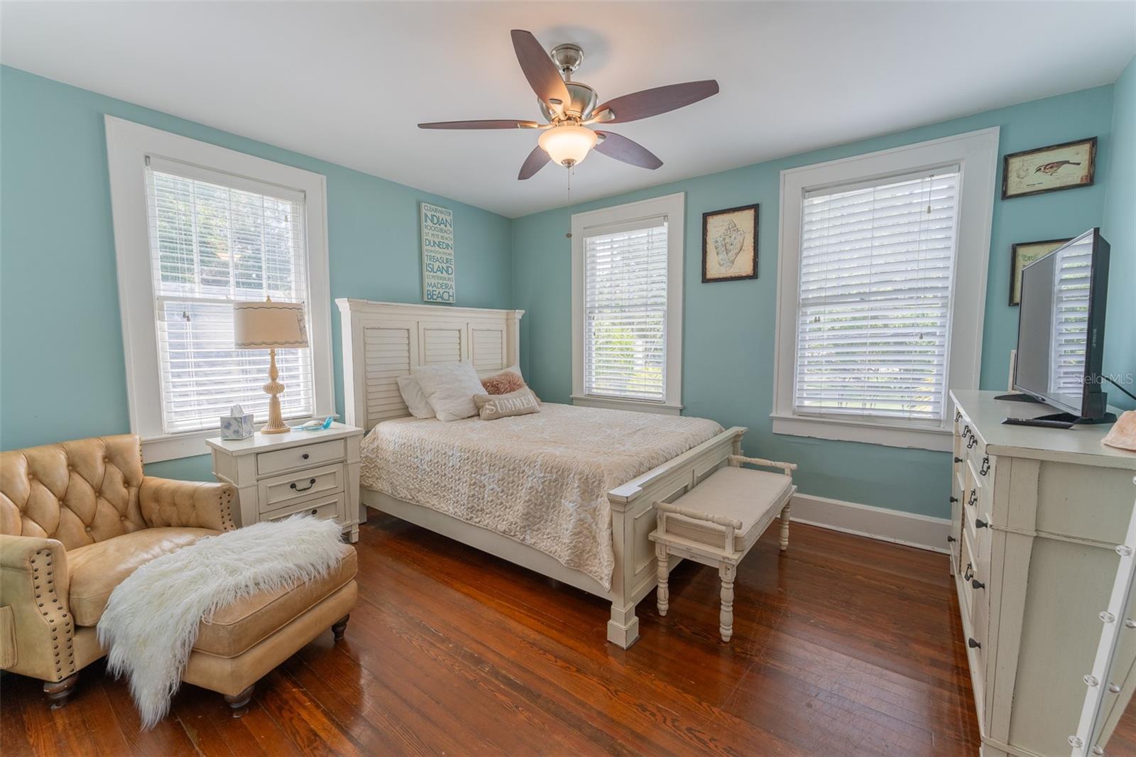 Bedroom 2 (queen bed displayed)