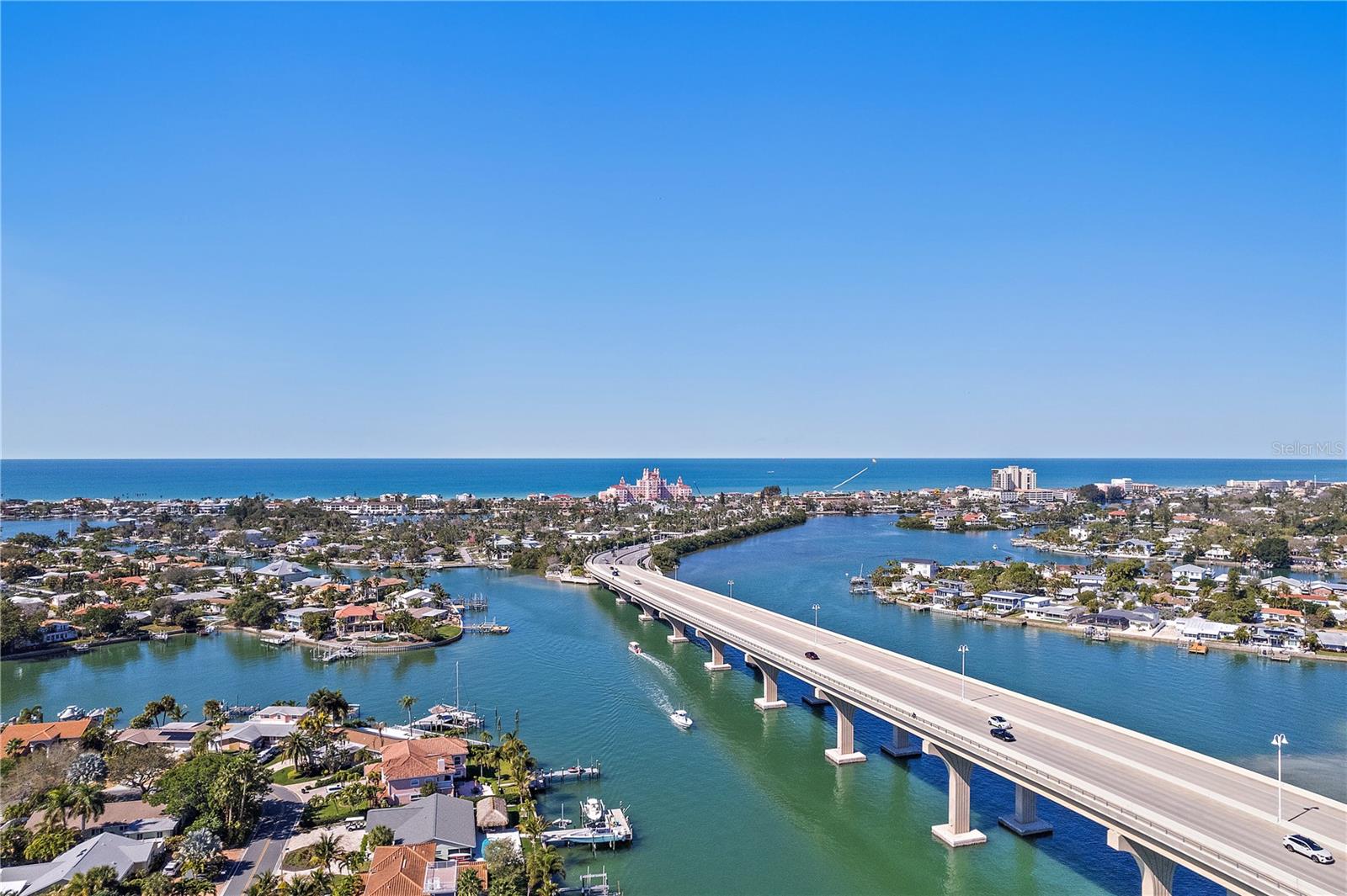 5 min. drive or Bike to the beach and the Don Cesar