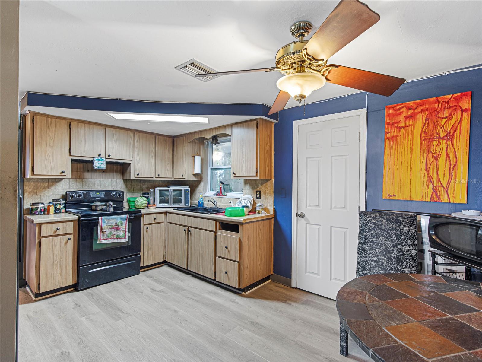 Kitchen & dining area combo.