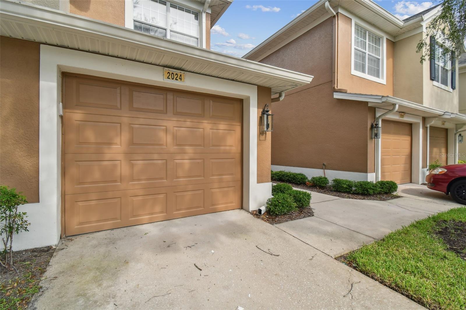 1 car garage - long driveway