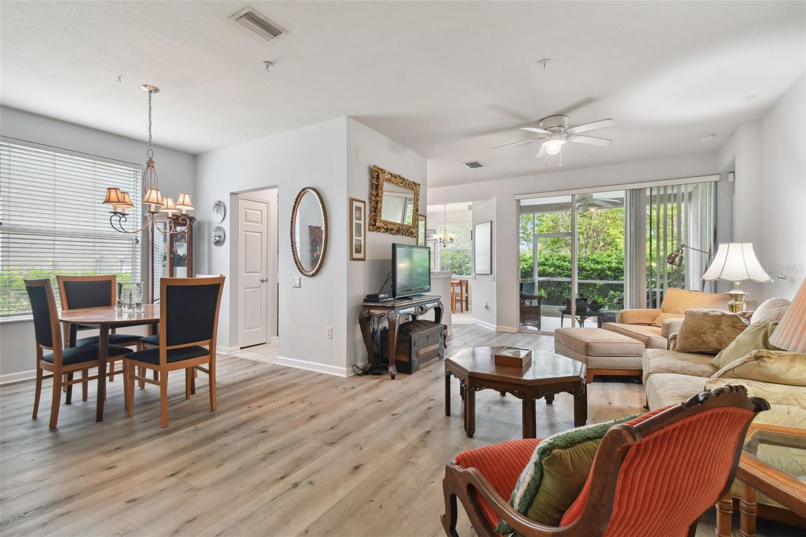 Family Room - Dining Room - 9' ceilings