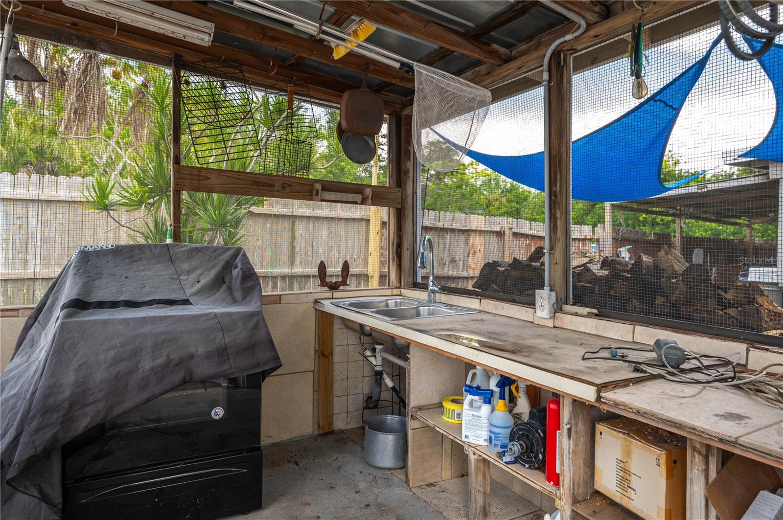 SCREEN ROOM W/SINKS